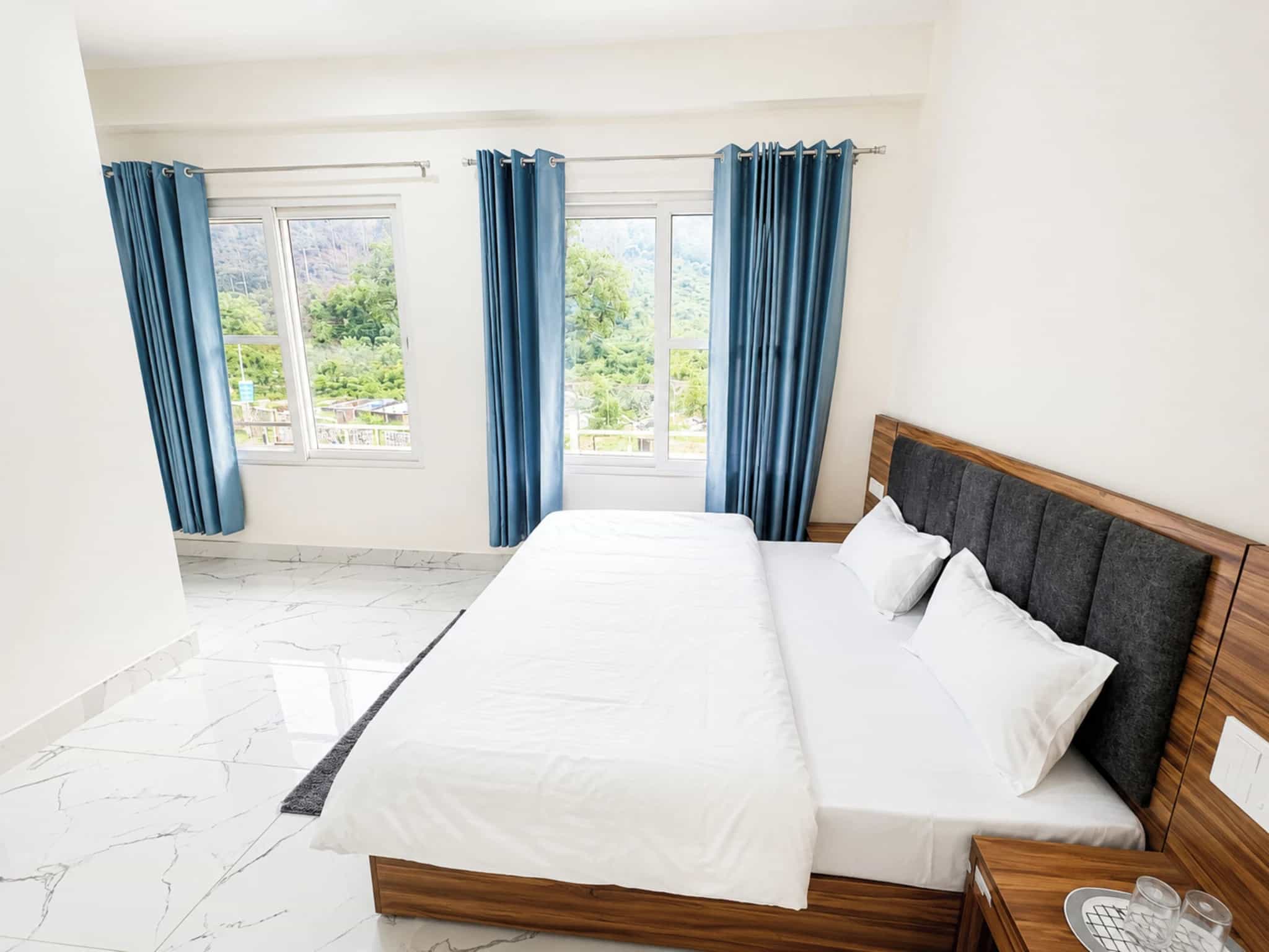 Deluxe Double Room - Image 4