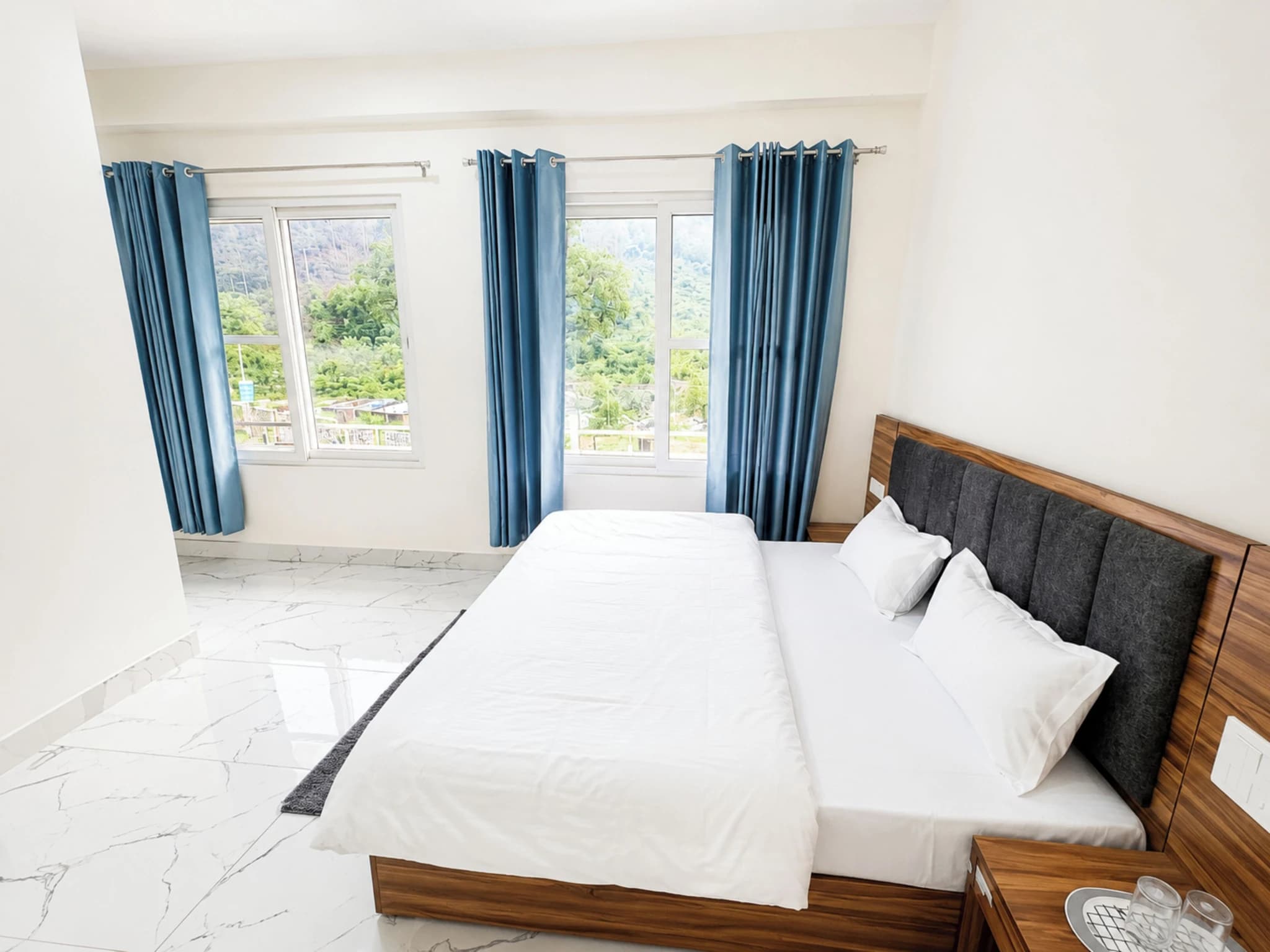 Deluxe Double Room - Image 4