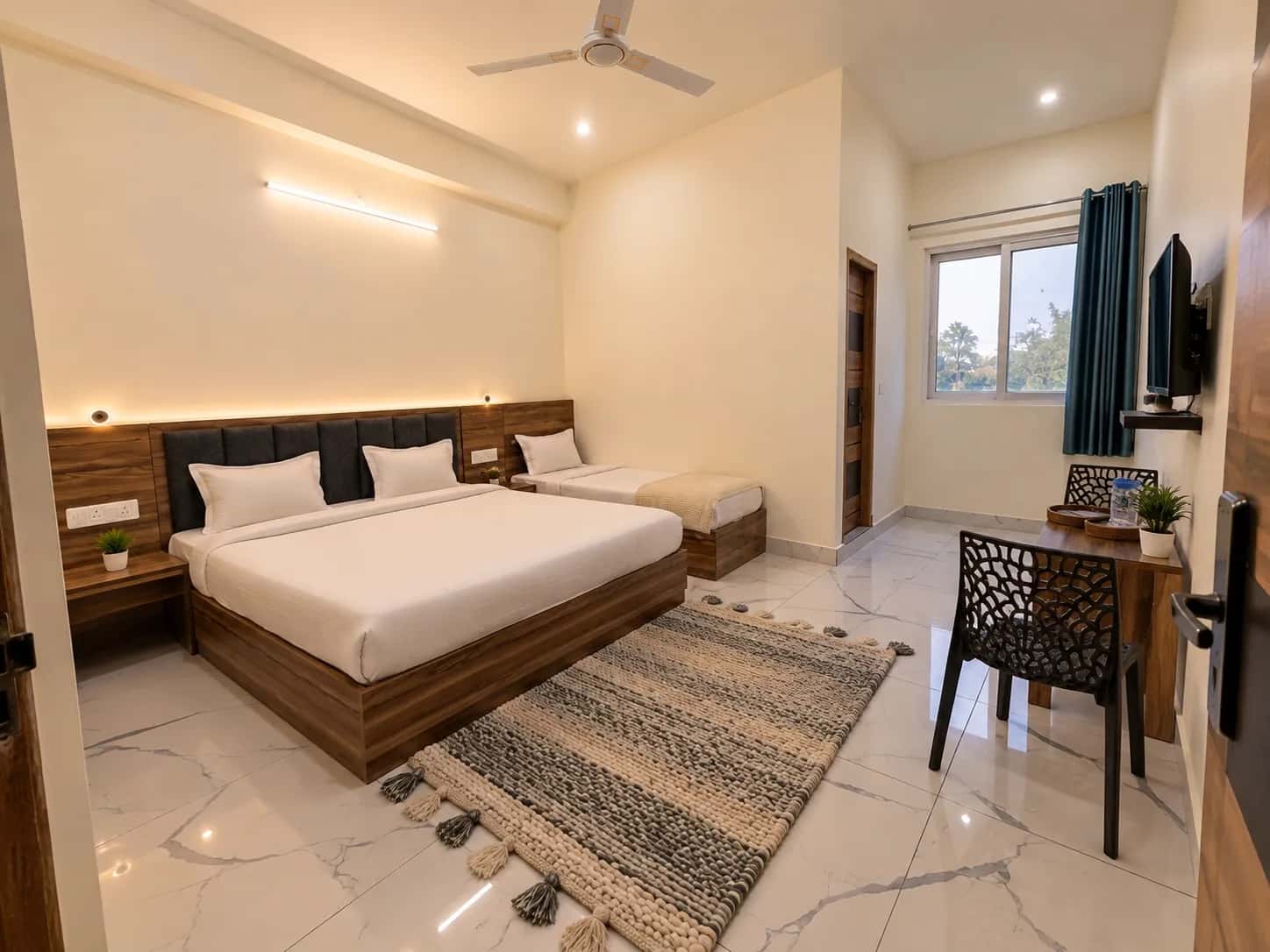 Deluxe Triple Room - Image 4